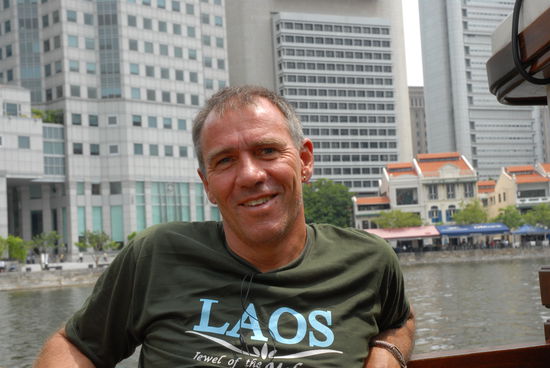 Grinsebacke auf dem Singapur River