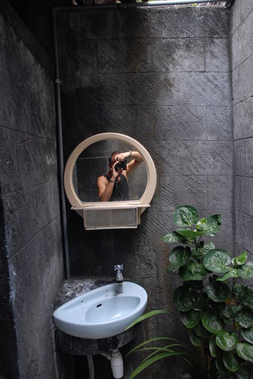 Mein Badezimmer. Keine Sorge, die Fliesen sind so dunkel (sind die Steine ...)