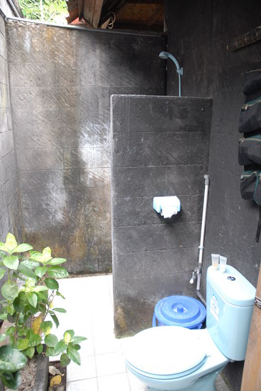 S' Haeusl, dahinter die Duschkabine