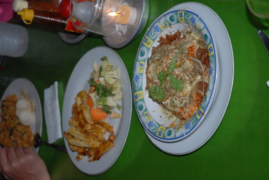 Nach drei Bintang-Bieren kam das Essen quer daher ... Im Bild Rambo-Chicken