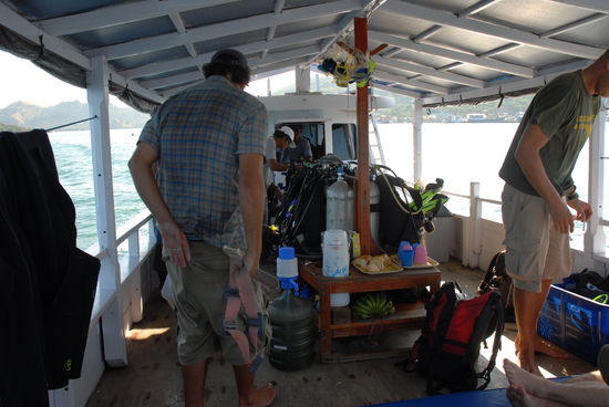 Das Tauchdeck im Anschluss ans Wohnzimmer, im Bild links Steve, rechts Ulf