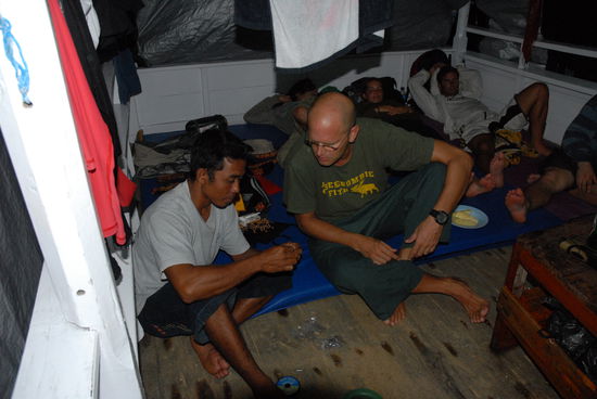 Der Kaeptn und Ulf basteln eine Angel zum Fischen