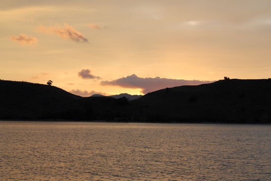 Sonnenuntergang vom Boot aus (oben die sogenannten Krokodilswolken)