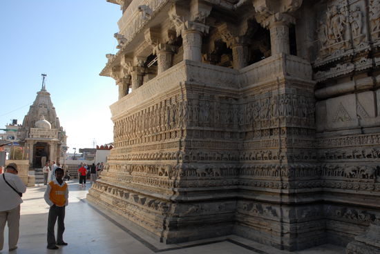 Ein Teil der Aussenfassade des Jagdish-Tempels