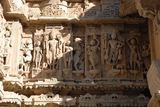 Ein Detail der Aussenfassade des Tempels