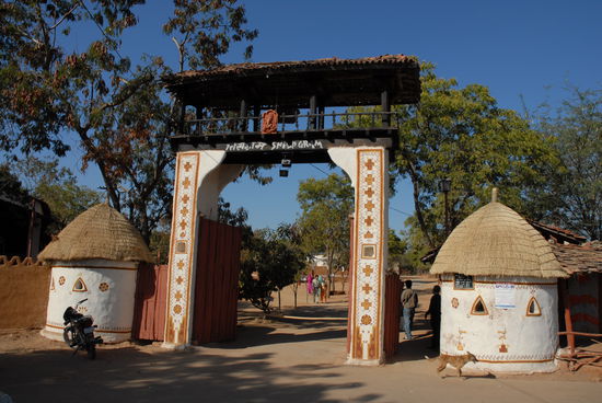 Der Haupteingang von Shilpgram