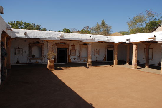 EIn typisches Haus einer Wuestenfamilie, in dem drei bis vier Generationen der zweiten oder dritten Kaste wohnen