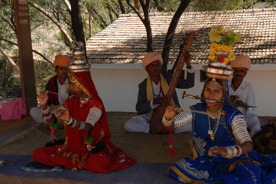 Farbenfroh gewandete Musiker spielten landestypisches Liedgut