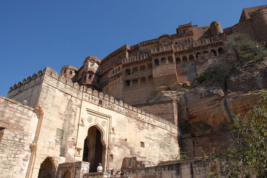 Das Fort aus der Ferne gesehen, bevor du es ueberhaupt betreten kannst.