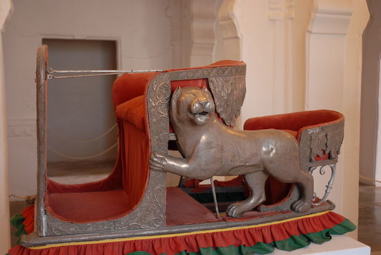 Im Inneren mal angelangt, gab es feine Stuecke wie den Elefantensitz aus Silber u.a. zu sehen