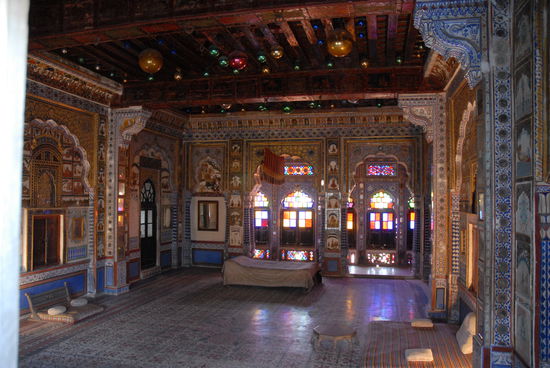 Mman beachte den Faecher ueber dem Bett, der von einem "Palmwedler" gefaechert werden musste