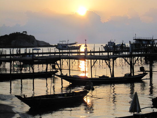 Abendstimmung in der Bucht von Mae Had vom Restaurant  der Tauschschule aus