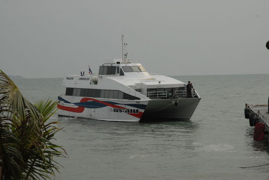 Das Lomprayah-Speedboat bei der Einfahrt auf Samui