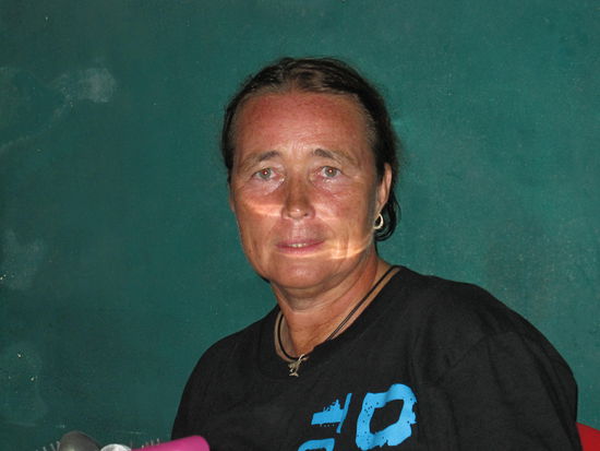 Renate, eine Tauchinstructorin (mit einer kleinen Lichtspiegelung im Gesicht) in der Suppenküche mit den drei Suppenkaspern