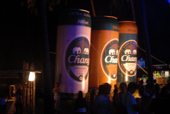 Die Bierdosen sind in Thailand etwas grösser (XXXXXL)