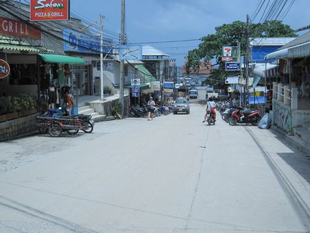 Die Hauptstrasse von Mae Haad zum Hafen hin