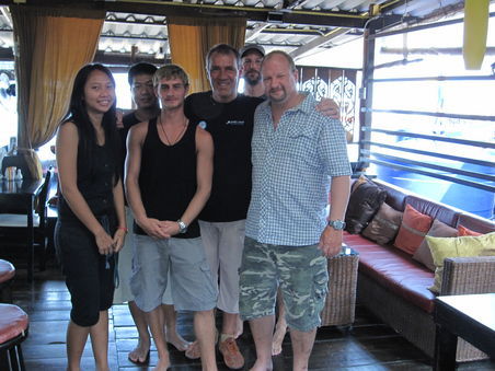 Ein Abschiedsfoto mit Pekky (Rezeption), Go (Restaurantleiter) Stefan, meinereinem, Tom und TC (von links nach rechts)