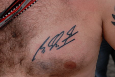 Frauen haben Tittentattoos... Männer auch (nur die Motive unterscheiden sich - hier die Unterschrift von Michael Schumacher)