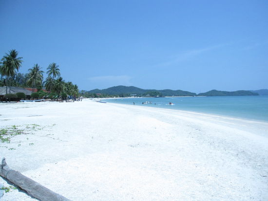 Badetag am Beach von Pantai Cenang