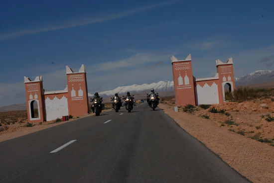 Die vier Reiter auf der Fahrt nach Ouarzazate