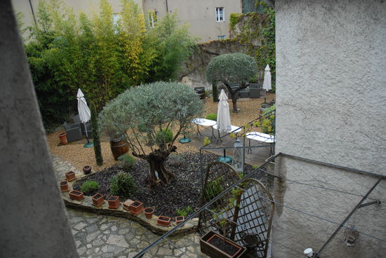 Der Garten des reizenden Landhotels "Hotel du Pont Vieux" in Carcassonne