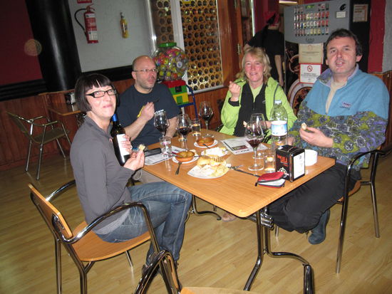 In der Tapasbar nach ein oder zwei(?) Gläschen Vino Tinto