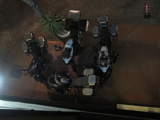 Mopedkuscheln vor dem Hotel in Almeria