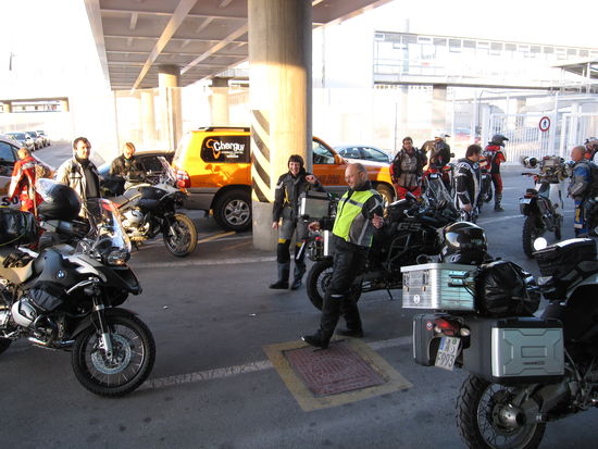 Warten aufs Einchecken im Hafen von Almeria