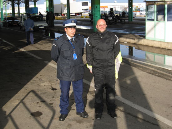 Charly mit dem Zollbeamten