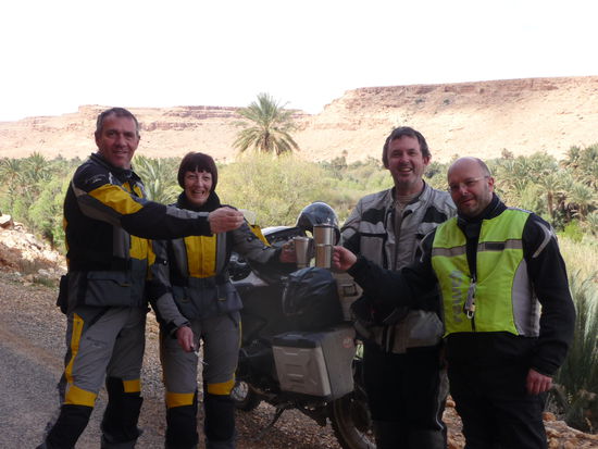 Die vier wackeren GS-Treiber beim Kaffeetrinken (dank des Gaskochers von Karlheinz konnten wir einen eigenen Kaffee brauen)