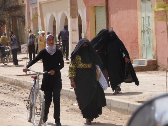 Die marokkanische Damenwelt lässt sich nicht gerne in die Karten schauen