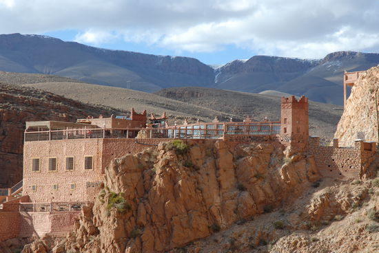 Ein Hotel ganz oben auf dem Berg in der Dadesschlucht