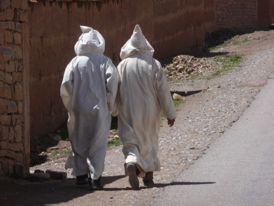 Zwei Männer auf dem Weg zum Morgentee