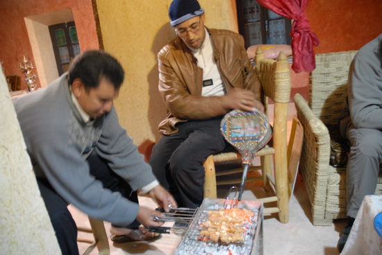 Grillen des Abendessens im Aufenthaltsraum 