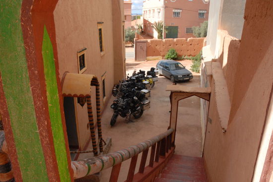 Der Hof der Kasbah mit Parkmöglichkeit