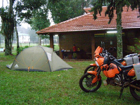 Regen, Regen, und alles ist rutschig oder bazig.
Einziger trockener Platz im Zelt oder beim Abwaschbecken