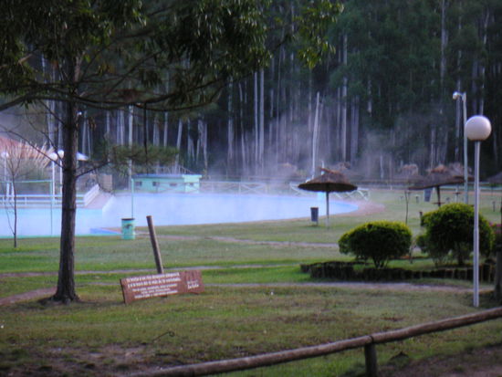 Blick von der Cabana auf 42 Grad warmes Becken.