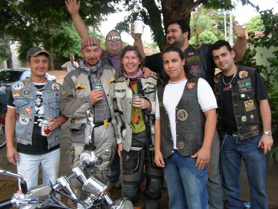 Eine deutsch-brasilianische Motorradfreundschaft, die auch mit  wenigen Worten auskommt.