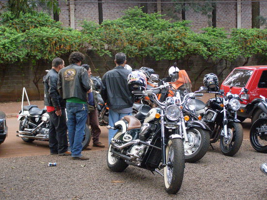 Für die "harten" Jungs waren wir und unsere Motorräder Exoten, die staunten auch nicht schlecht.