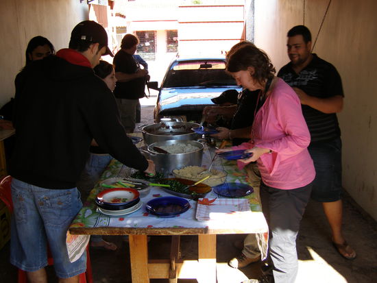 Unkompliziert, jeder nimmt sich, sucht sich einen Platz und läßt es  sich schmecken. Lecker !