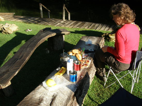 Unser idyllischer Frühstücksplatz am Fluß....