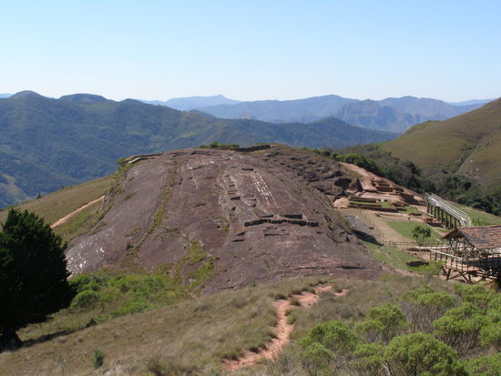 El Fuerte, hoch oben über dem Tal als Festung und Ritualplatz gebaut.