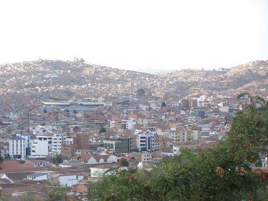 Sucre, von Bergen eingebettet und die Stadt wächst über die Hügel hinaus.