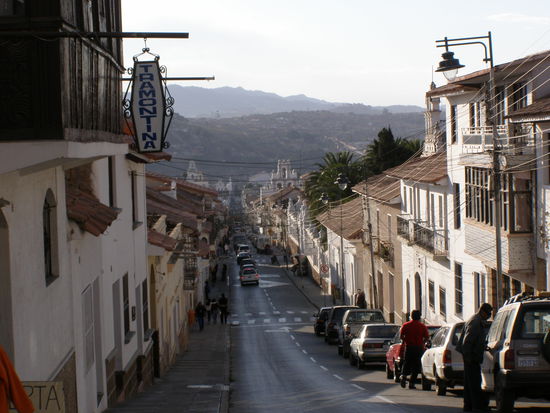 ....... enge Straßen bergauf und bergab,........