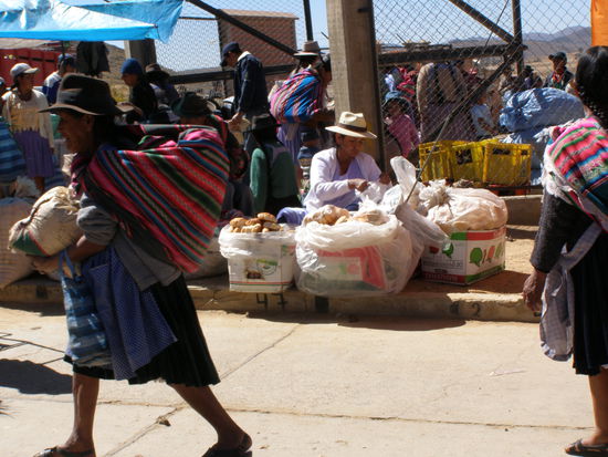 Gehandelt wird mit allem und so traditionell getragen.