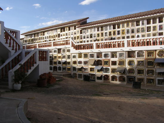 Friedhof, mal etwas anders, über der Erde und in Stockwerken.