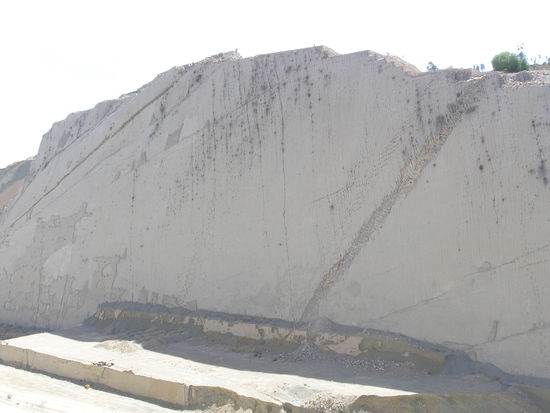 Die Dinospuren sind auf einer Wand, weil sie älter sind als die Anden, aber leider von der Ferne schwer zu erkennen.