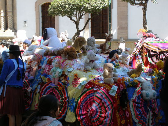 Darunter verbirgt sich ein Auto, trotz der vielen Deko, kann man noch fahren.