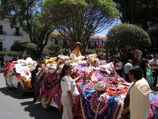 Ein richtiges Mädchen ersetzt hier die Puppe, bei uns unvorstellbar, aber wir sind ja in Bolivien.