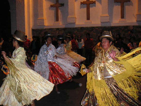 Die schwingenden Röcke der Cholitas, prunkvoll und glitzernd.